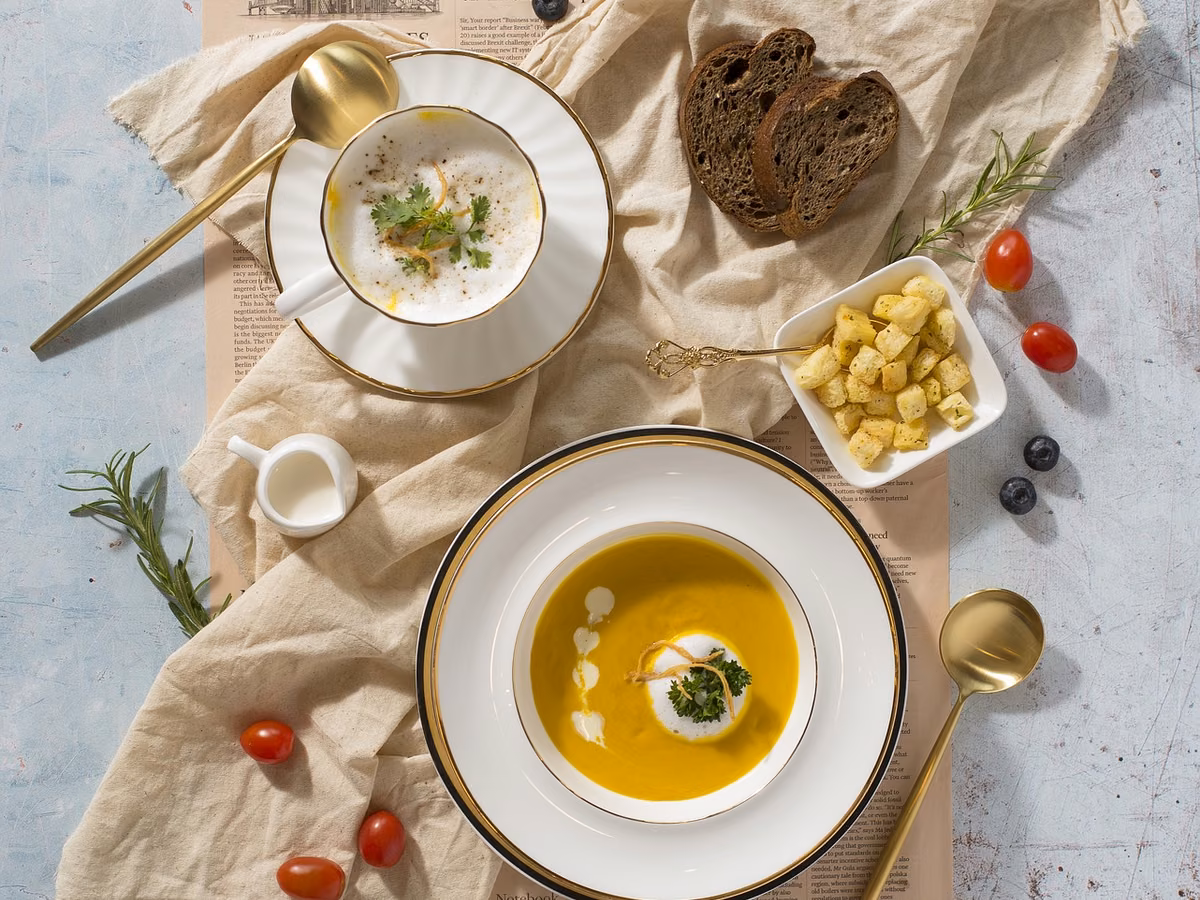 Repas varié présenté sur une table